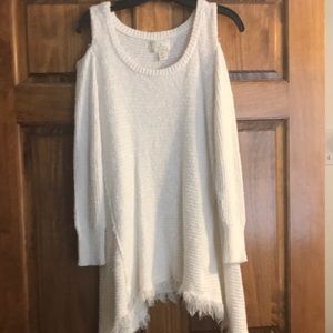 White cold shoulder sweater w/ fringed bottom sz L